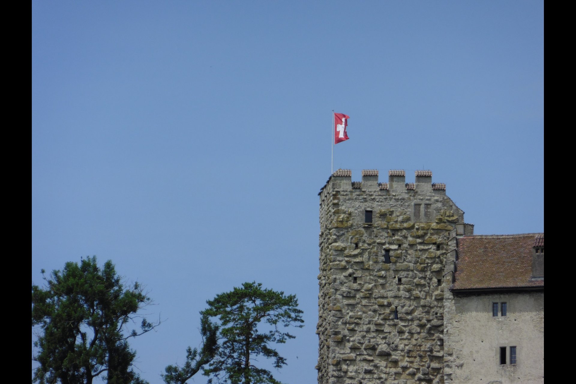 Panasonic Lumix DMC-TZ56 : 20x Zoom auf die Schweizerfahne auf dem Schloss